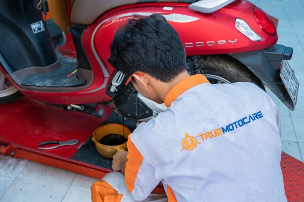 Dầu nhớt nên thay khi đi được từ 1500km (Nhớt cầu sau 3 lần thay nhớt máy)