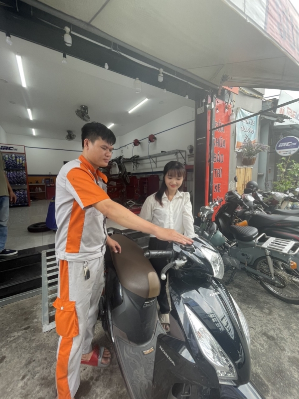 Chuyên viên tư vấn cho khách hàng về dòng xe Honda