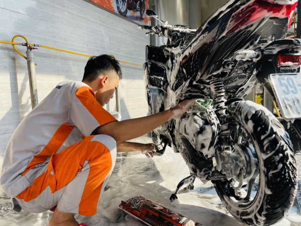 Cửa hàng True Moto Care Trung Tâm đang sử dụng công nghệ rửa xe không chạm với giá phải chăng