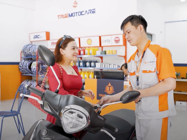 Khách hàng được kỹ thuật viên True Moto Care tư vấn bảo dưỡng định kỳ