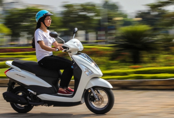 Khi đi xe tay ga không nên bật ga mạnh để tránh tình trạng giật khi tăng tốc