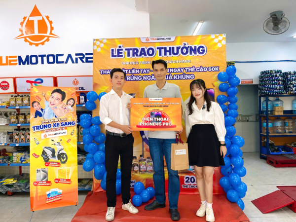 Trao Iphone 15 Pro tại trụ sở chính True Moto Care