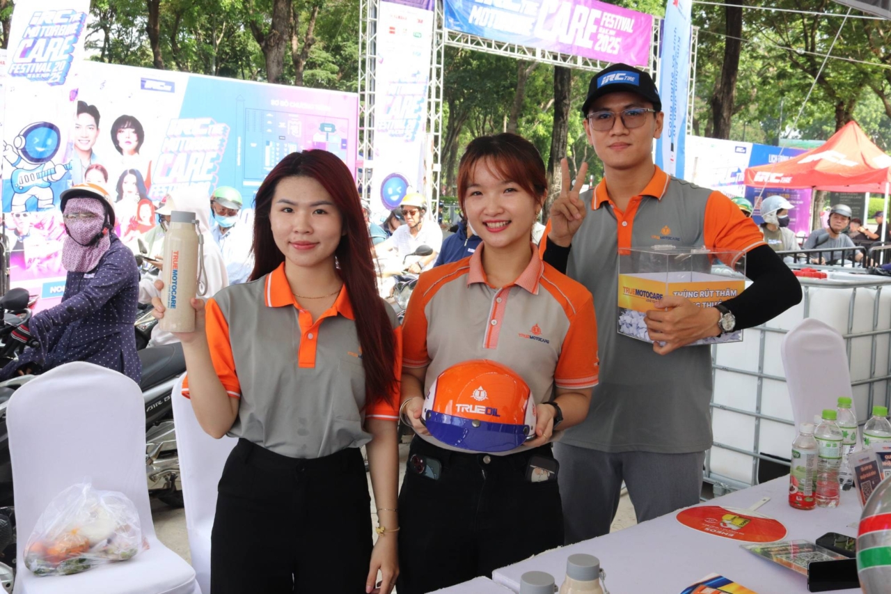Khách hàng bốc thăm nhận quà