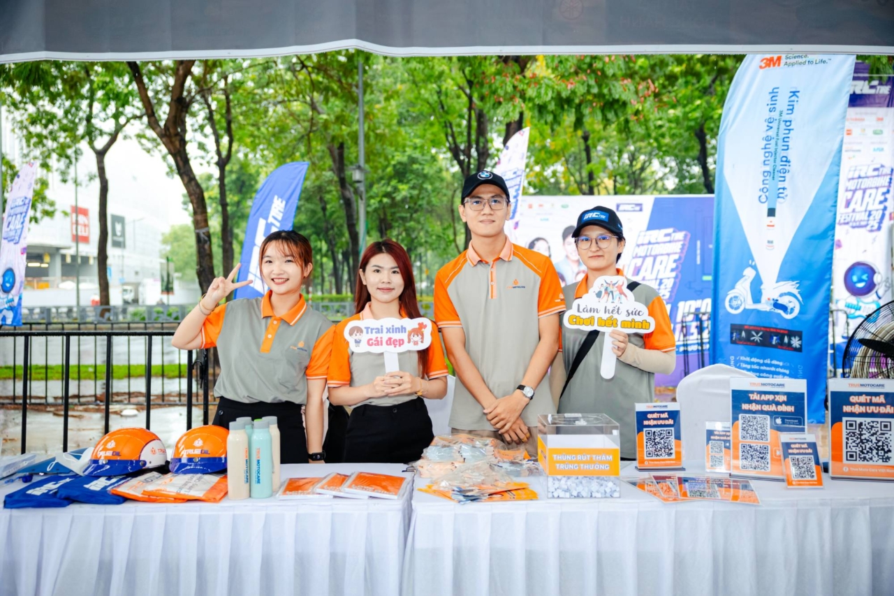 Khách hàng bốc thăm nhận quà