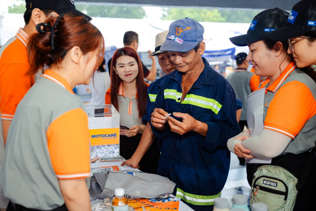 Khách hàng bốc thăm nhận quà