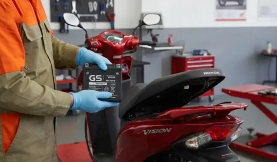 Thay bình ắc quy xe Vision giá bao nhiêu