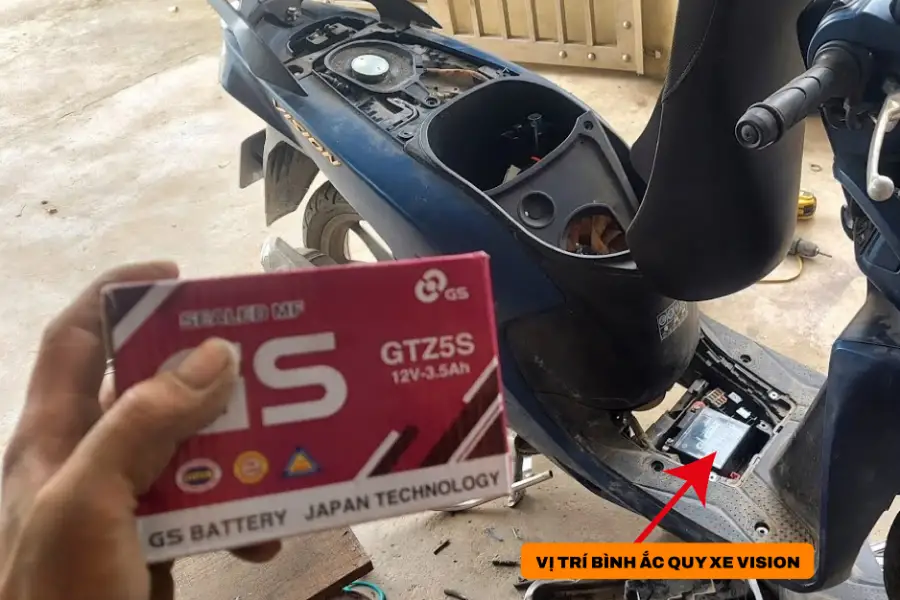 Vị trí của bình ắc quy xe Vision nằm ở đâu?