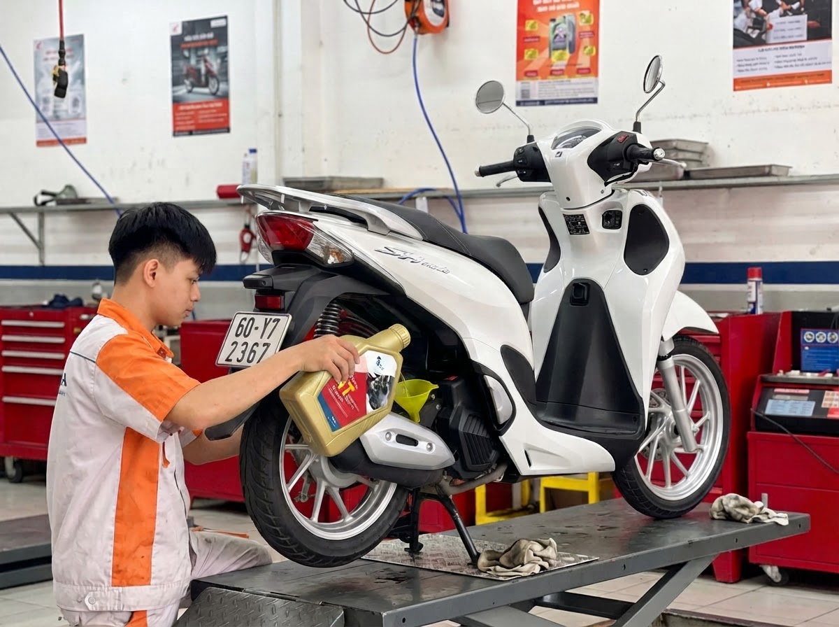 Việc thay nhớt định kỳ giúp động cơ xe SH Mode vận hành êm ái Việc thay nhớt định kỳ giúp động cơ xe SH Mode vận hành êm ái