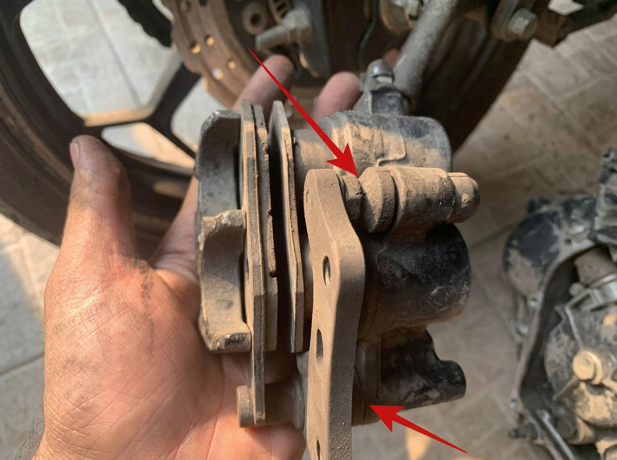 Cận cảnh đĩa phanh xe máy bị cong vênh là nguyên nhân khiến thắng đĩa trước bị kêu Cận cảnh đĩa phanh xe máy bị cong vênh là nguyên nhân khiến thắng đĩa trước bị kêu