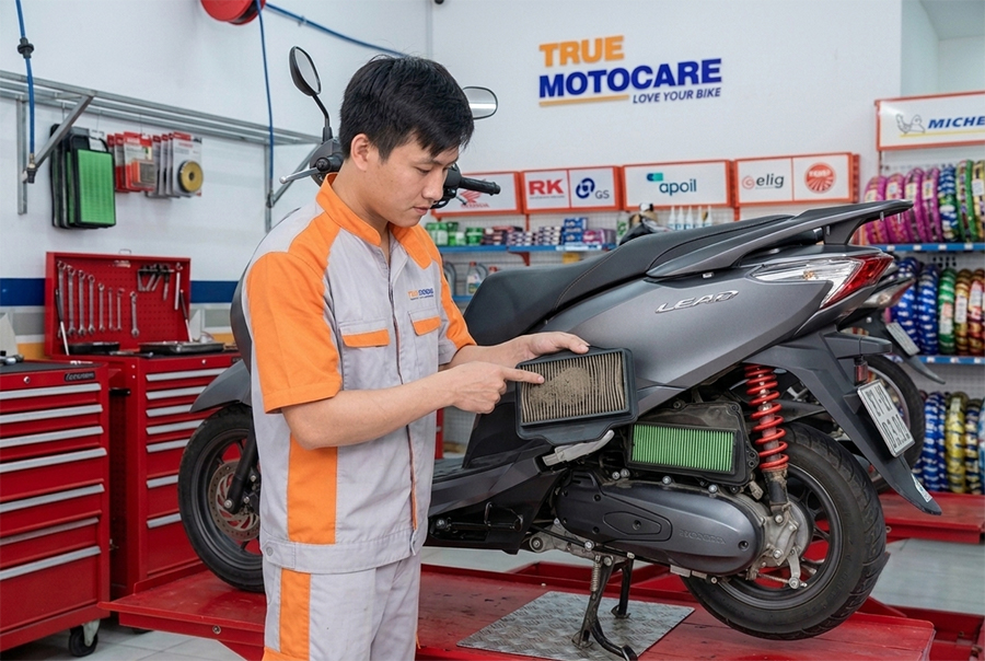 Thợ true moto care đang tiến hành thay lọc gió cho xe lead