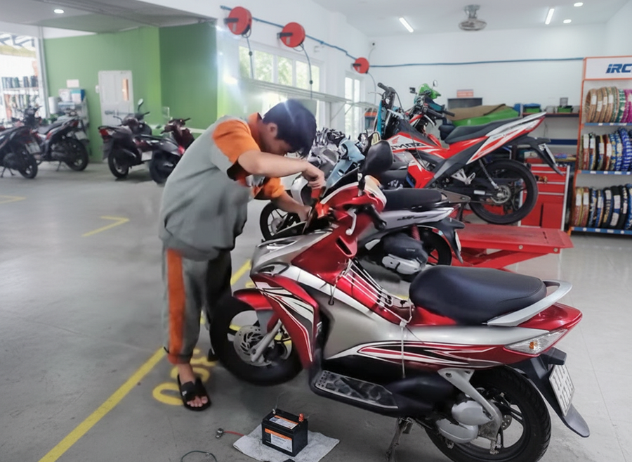 Dịch vụ cứu hộ xe máy chuyên nghiệp nhanh chóng khắc phục tình trạng xe chết máy do hỏng bình ắc quy.