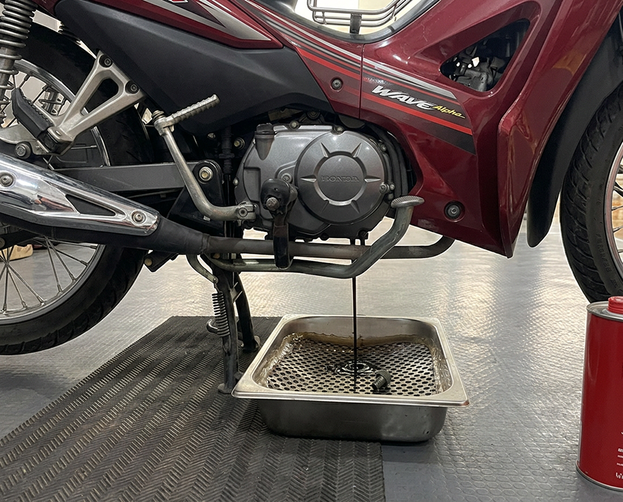 Quy trình xả bỏ nhớt cũ đúng cách giúp bảo vệ động cơ xe máy luôn bền bỉ và vận hành êm ái.